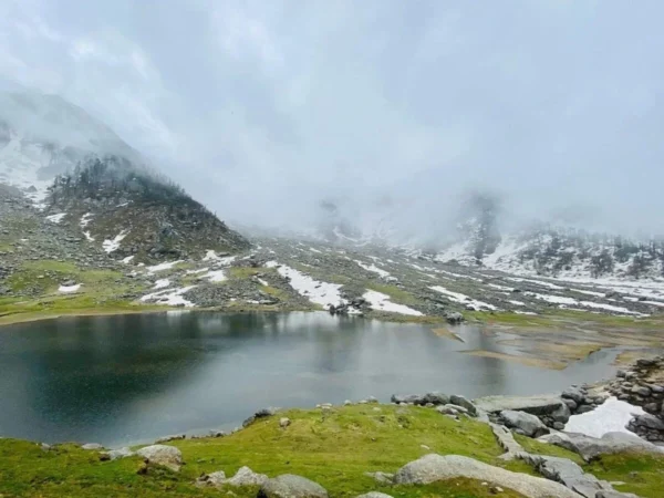 Kareri-Lake-trek